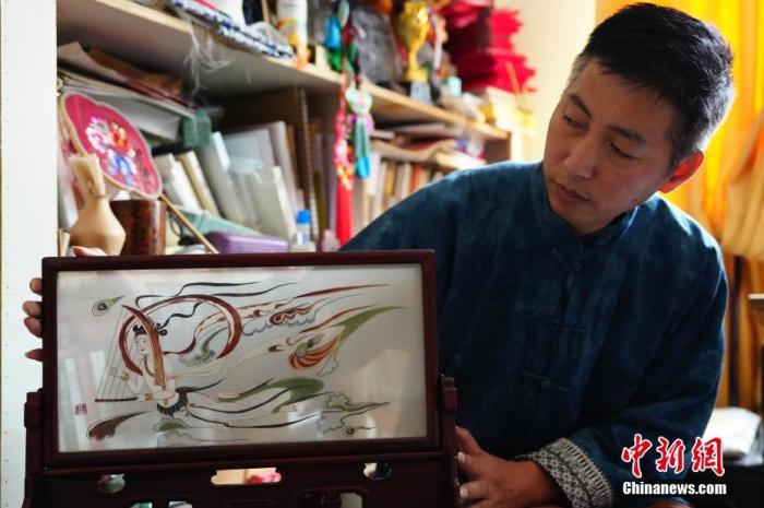 圖為劉云帆展示敦煌元素的刺繡作品。 中新社發(fā) 謝秉錫 攝