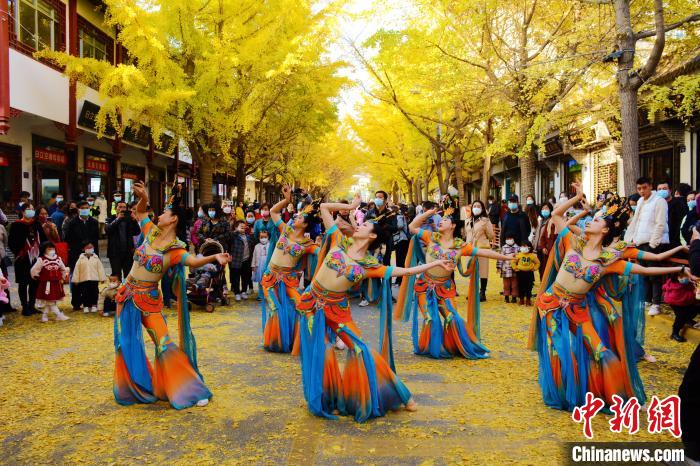 圖為秦州區(qū)文旅局組織的舞蹈隊帶來的舞蹈《絲路》?！∏刂輩^(qū)委宣布供圖