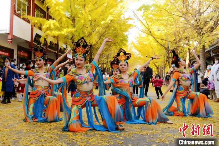圖為秦州區(qū)文旅局組織的舞蹈隊帶來的舞蹈《絲路》。　秦州區(qū)委宣布供圖
