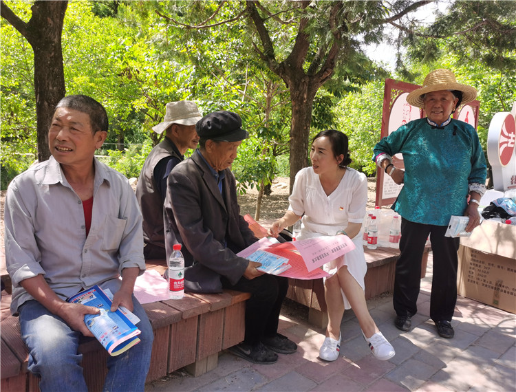 5.宕昌縣新城子藏族鄉(xiāng)紀委開展信訪舉報宣傳，幫助廣大基層黨員干部提高黨紀法規(guī)意識.jpg