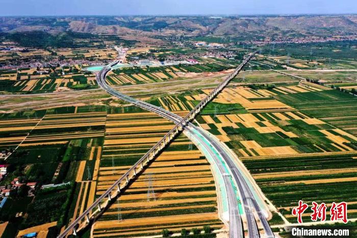 圖為甘肅境內(nèi)的高速公路。(資料圖) 甘肅省交通運(yùn)輸廳供圖