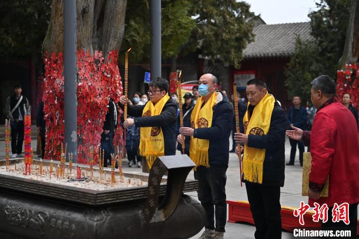 在甘肅天水市伏羲廟內(nèi)，參祭者雙手持香，祭拜人文始祖伏羲。　李亞龍 攝
