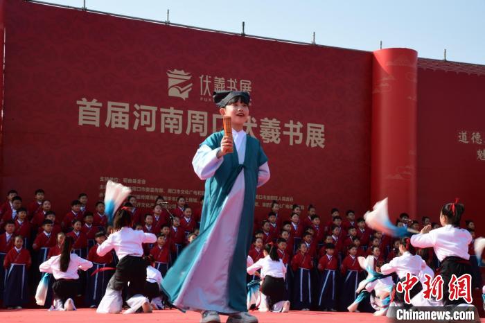 圖為學(xué)生們?cè)陂_幕式上誦讀經(jīng)典?！×赫赵?攝