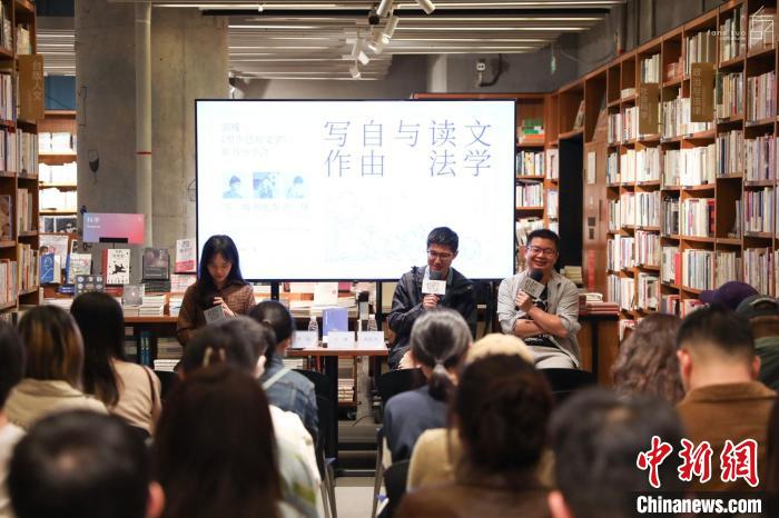 《至少還有文學(xué)》推出：在今天，我們?yōu)槭裁催€需要文學(xué)？