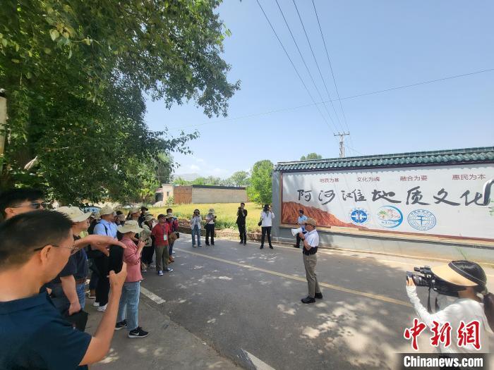 圖為中國(guó)地質(zhì)大學(xué)(北京)教授張緒教介紹村落情況?！『衍?攝