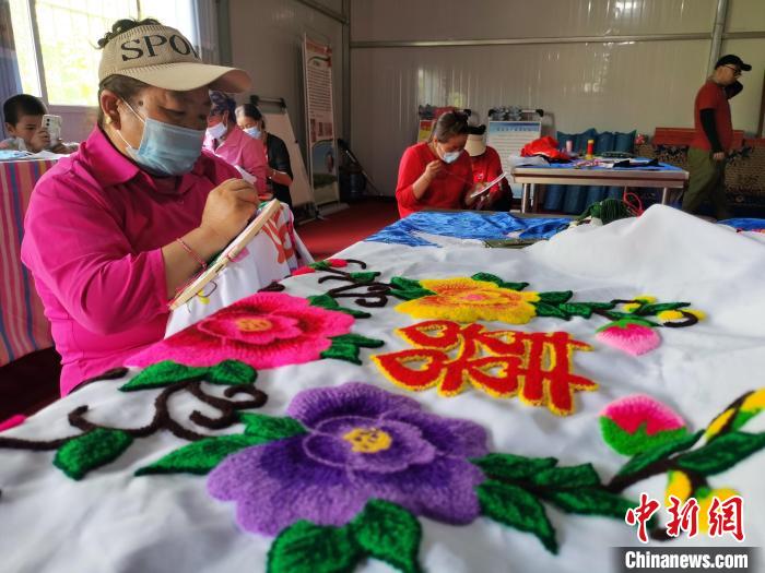 圖為婦女制作青繡。　張?zhí)砀?攝