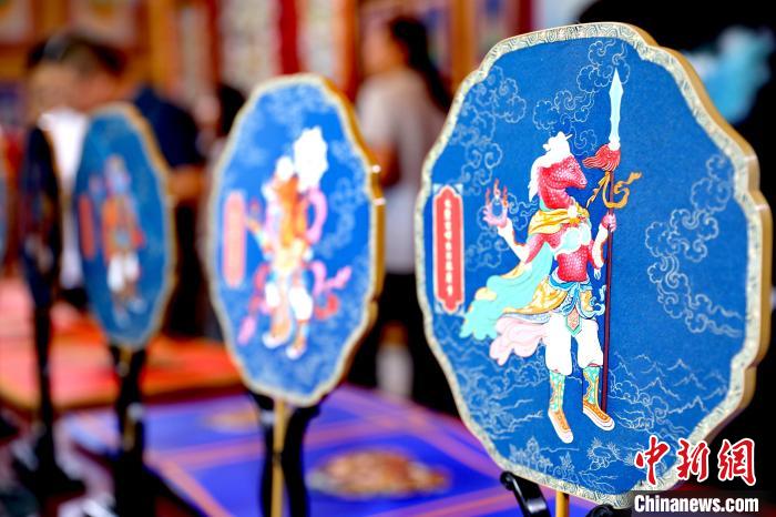 圖為唐卡延伸產(chǎn)品。　薛蒂 攝