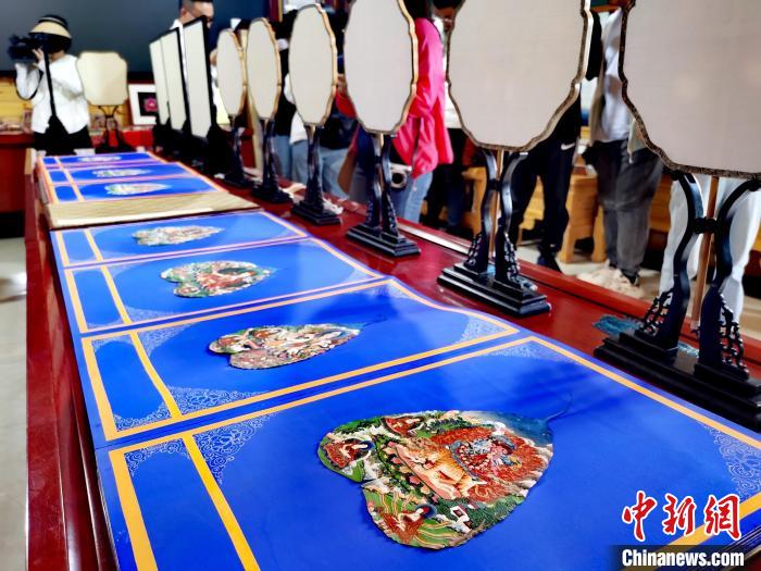 圖為唐卡延伸產(chǎn)品。　張?zhí)砀?攝