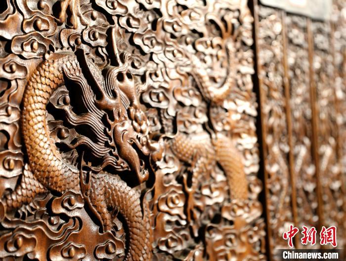 圖為青海永錄民俗博物館內(nèi)珍藏的中式家具細(xì)節(jié)展示。　薛蒂 攝