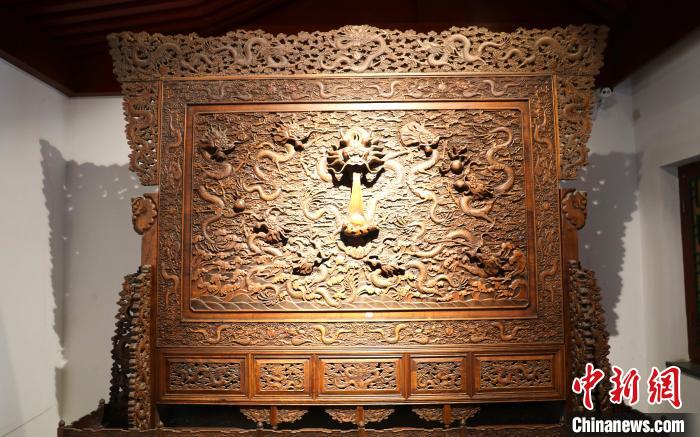圖為青海永錄民俗博物館內(nèi)珍藏的中式家具?！⊙Φ?攝