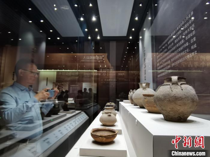 圖為河湟文化博物館展陳的陶器?！?zhí)砀?攝