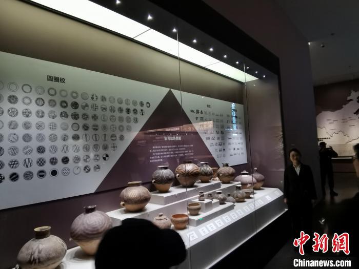 圖為河湟文化博物館展示的當(dāng)?shù)爻鐾敛侍盏募y飾類(lèi)別?！?zhí)砀?攝