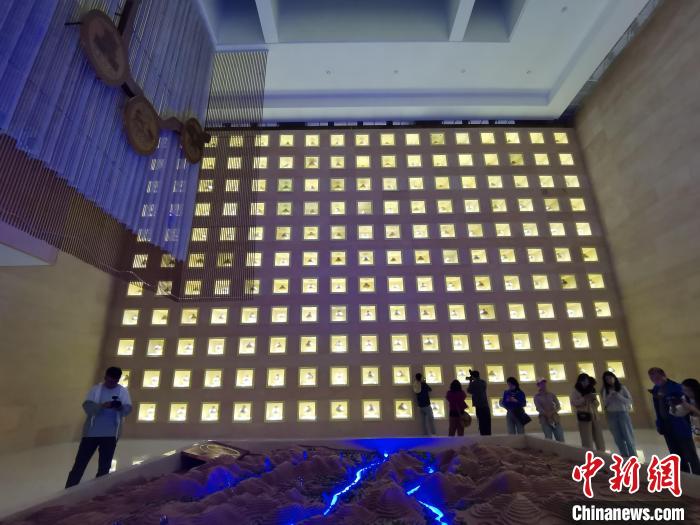 圖為河湟文化博物館序廳的左右彩陶墻放置的374件彩陶?！?zhí)砀?攝