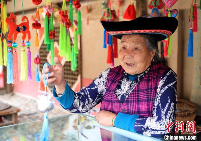 圖為土族繡娘展示繡品。　薛蒂 攝