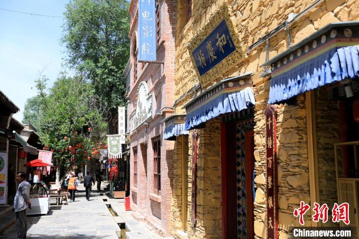 圖為平安驛·河湟民俗文化體驗(yàn)地的門(mén)店。　薛蒂 攝