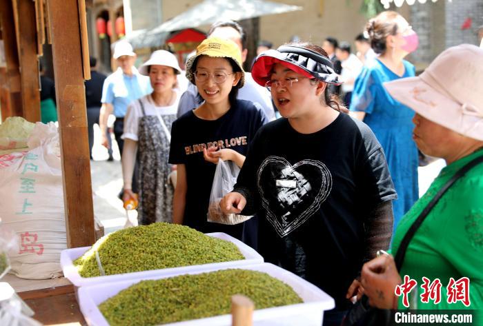 圖為民眾購(gòu)買青海特色小吃。　薛蒂 攝