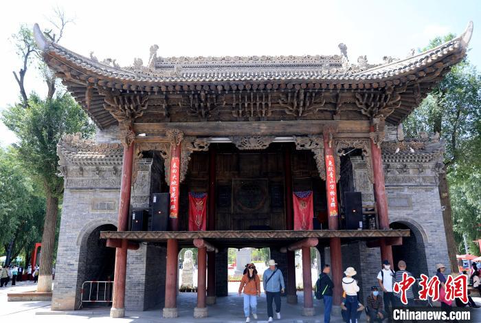 圖為平安驛·河湟民俗文化體驗(yàn)地的戲樓?！⊙Φ?攝