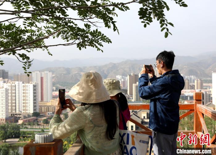 圖為媒體記者登頂朝陽(yáng)山?！⊙Φ?攝