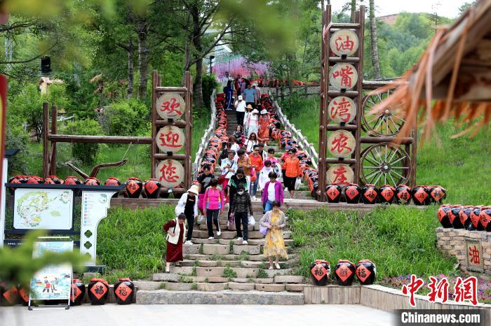 圖為油嘴灣生態(tài)文化景區(qū)的游客?！⊙Φ?攝