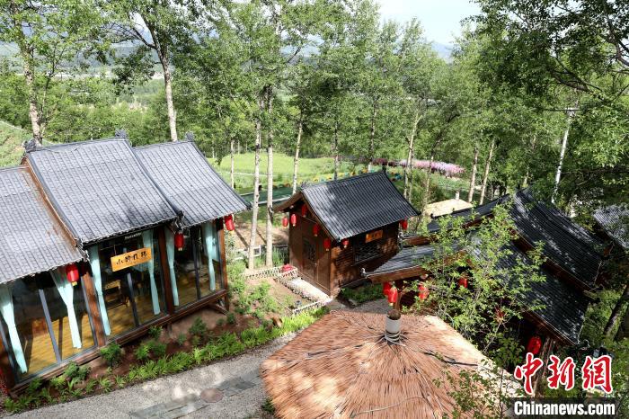 圖為景區(qū)內(nèi)依山而建的民宿?！⊙Φ?攝