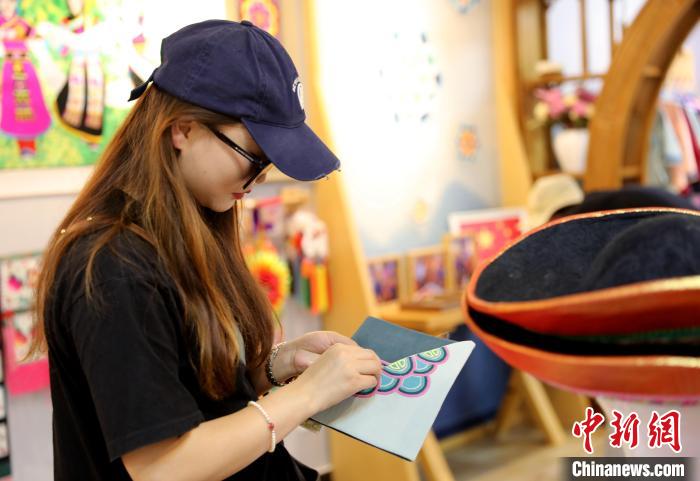 圖為民眾體驗國家級非遺項目盤繡技藝?！⊙Φ?攝