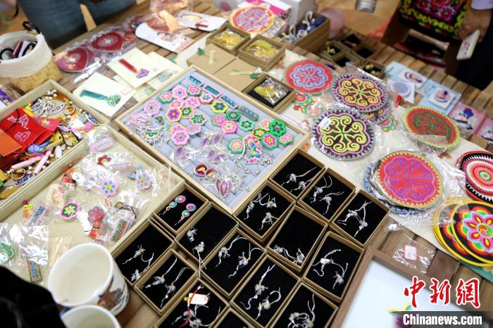 圖為盤繡作品?！⊙Φ?攝