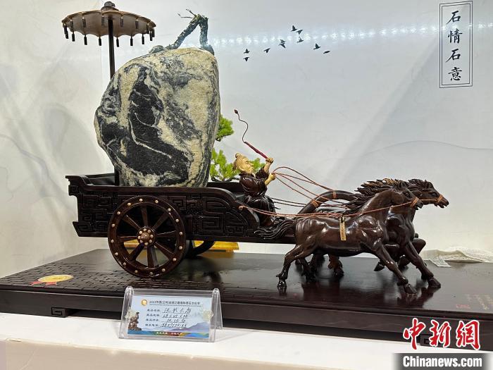 8月3日——7日，2023中國(蘭州)絲綢之路國際賞石文化節(jié)在甘肅國際會展中心舉行。圖為名為《漢武大帝》的黃河石。楊娜 攝</p><p>