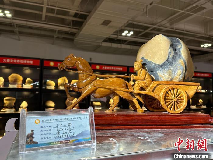 8月3日——7日，2023中國(蘭州)絲綢之路國際賞石文化節(jié)在甘肅國際會展中心舉行。圖為黃河石擺件《千古一帝》。楊娜 攝</p><p>