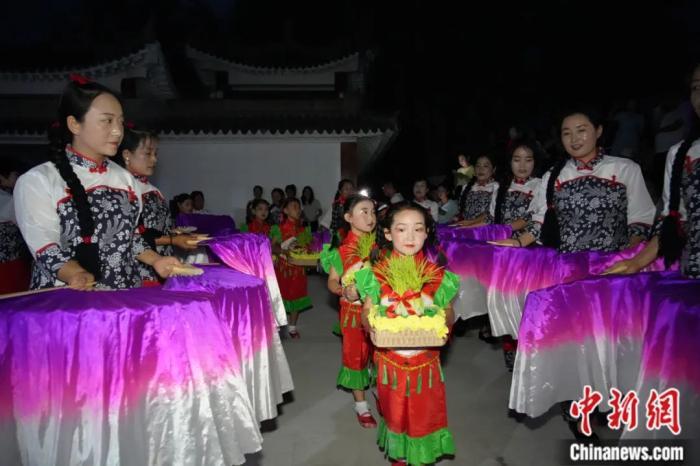 甘肅省西和縣姜席鎮(zhèn)晚霞湖畔，當(dāng)?shù)孛耖g舉行盛大的乞巧儀式。魏朵朵 攝