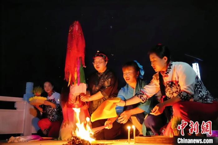 持續(xù)七天八夜的乞巧節(jié)正在西漢水上游的甘肅省西和縣進(jìn)行。西和縣姜席鎮(zhèn)晚霞湖畔，民眾“巧頭”點(diǎn)蠟、炷香、焚裱紙、跪拜，準(zhǔn)備將“巧娘娘”請(qǐng)進(jìn)院。魏朵朵 攝