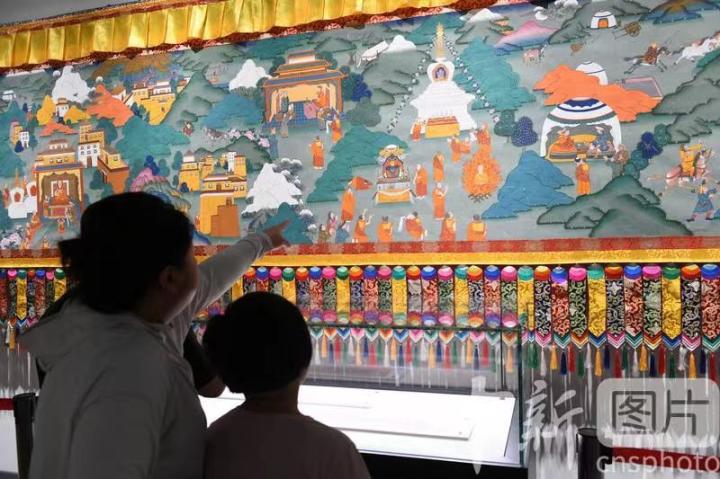 圖為觀眾觀看唐卡《涼州會盟》。 中新社記者 戴文昌 攝