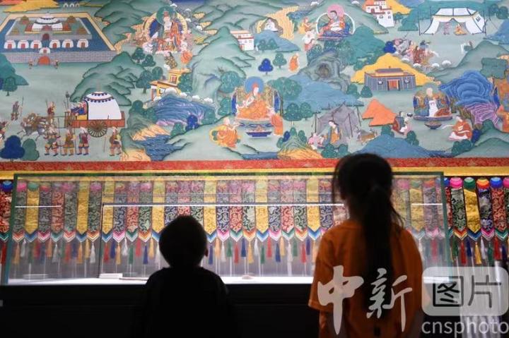 圖為觀眾參觀唐卡《涼州會盟》。 中新社記者 戴文昌 攝