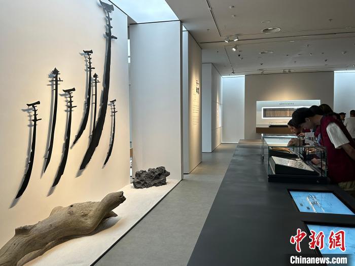 圖為觀眾在甘肅簡牘博物館參觀。中新社記者 戴文昌 攝