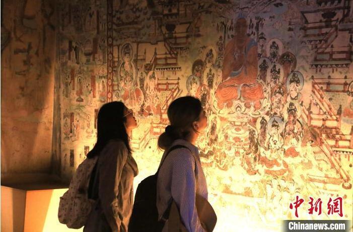 2023年8月27日，游客在甘肅省敦煌市博物館參觀文物展。張曉亮 攝(資料圖)