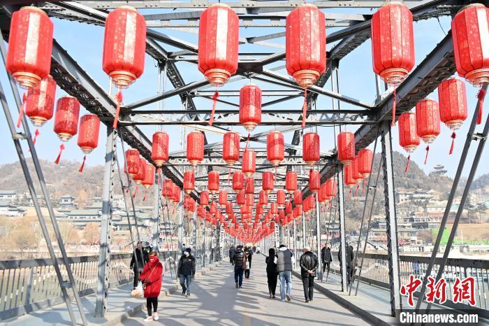 1月30日，裝扮一新的中山橋為即將到來的新春佳節(jié)增添節(jié)日氛圍。九美旦增 攝</p><p>