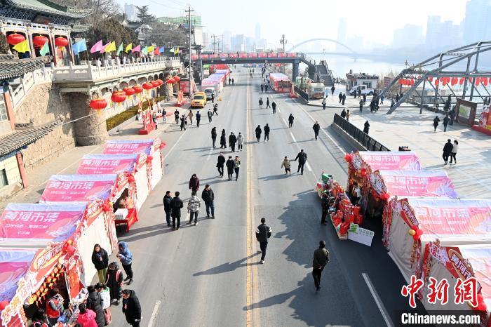 1月30日，蘭州黃河畔的年貨集市吸引顧客選購年貨。九美旦增 攝</p><p>