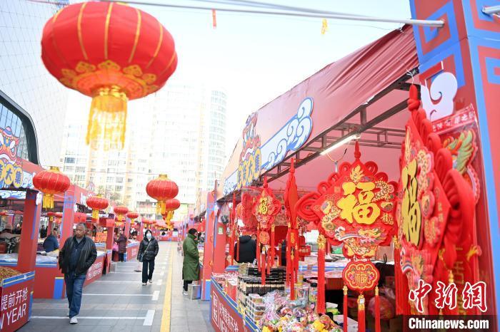 1月30日，蘭州街頭琳瑯滿目的年貨吸引顧客選購。九美旦增 攝</p><p>