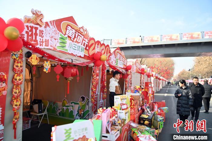 1月30日，蘭州黃河畔的年貨集市吸引顧客選購年貨。九美旦增 攝</p><p>