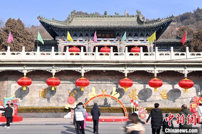 1月30日，裝扮一新的蘭州白塔山公園節(jié)日氛圍濃厚。九美旦增 攝</p><p>