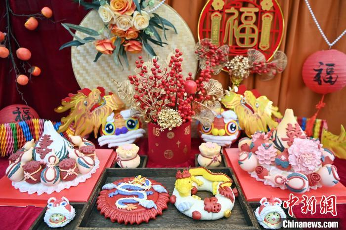 1月25日，春節(jié)臨近，蘭州一花饃店“龍”元素花饃熱銷。圖為展出的“龍”元素花饃。九美旦增 攝