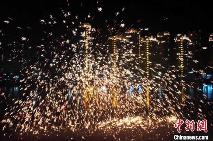“過年打鐵花”是臨夏州永靖縣的民俗傳統(tǒng)。這項民俗表演，其實有著硬核技術作支撐，那就是入選國家級非遺的“永靖王氏生鐵冶鑄技藝”。侯奇志 攝</p>
<p>