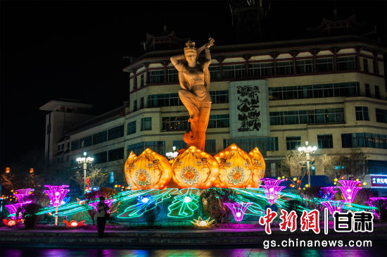 2024年春節(jié)期間，敦煌市中心盤(pán)旋路上的反彈琵琶燈組。王斌銀 攝