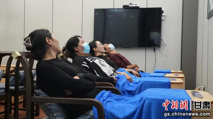 圖為當?shù)鼐用耋w驗藏醫(yī)院診療。卓瑪草 攝