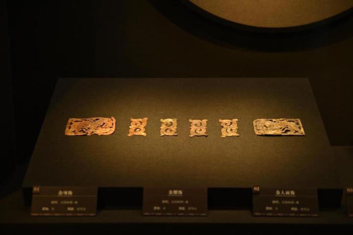 張家川縣馬家塬車輿博物館展陳的馬家塬遺址出土的金項(xiàng)飾、金腰飾、金人畫飾等。李亞龍 攝　　