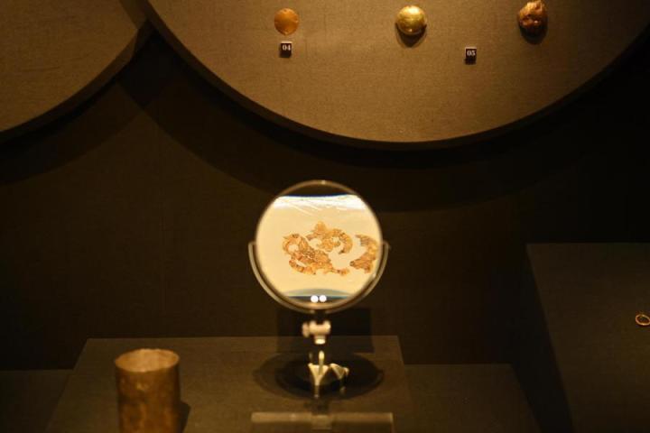 張家川縣馬家塬車輿博物館展陳的馬家塬遺址出土的金飾。李亞龍 攝　