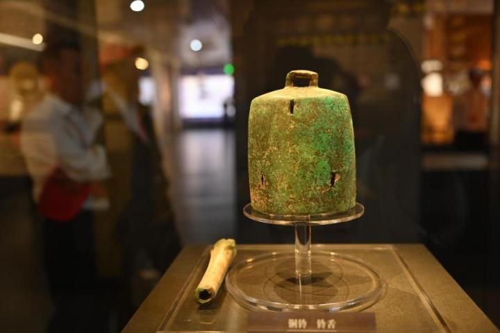 張家川縣馬家塬車輿博物館展陳的馬家塬遺址出土的銅鈴。李亞龍 攝