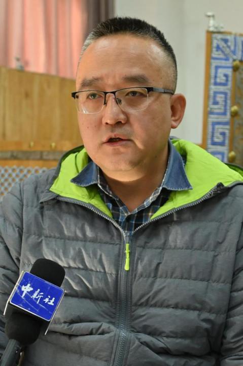 謝焱，甘肅省文物考古研究所副研究館員、考古研究二部主任、田野考古項(xiàng)目負(fù)責(zé)人。主持參與了張家川馬家塬戰(zhàn)國西戎墓地、臨潭磨溝齊家文化墓地等20多項(xiàng)考古調(diào)查、發(fā)掘工作，曾獲得中國國家文物局田野考古二、三等獎，“十二五”文物保護(hù)科學(xué)和技術(shù)創(chuàng)新二等獎等榮譽(yù)。