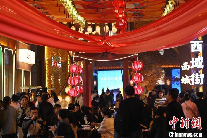 圖為街區(qū)現(xiàn)場游客絡繹不絕。李亞龍 攝</p>
<p>