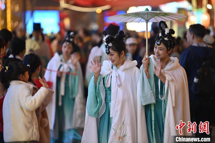 圖為街區(qū)人員著傳統(tǒng)服飾與游人互動。李亞龍 攝</p>
<p>