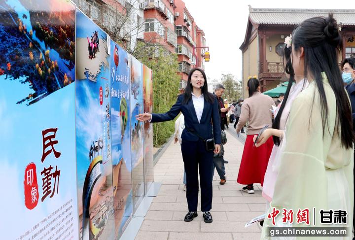3月下旬，民勤縣在天水啟漢樓廣場(chǎng)舉行推介會(huì)，宣傳本地旅游資源和農(nóng)特優(yōu)產(chǎn)品。圖為工作人員向游客介紹民勤自然風(fēng)光、歷史文化。馬愛彬 攝